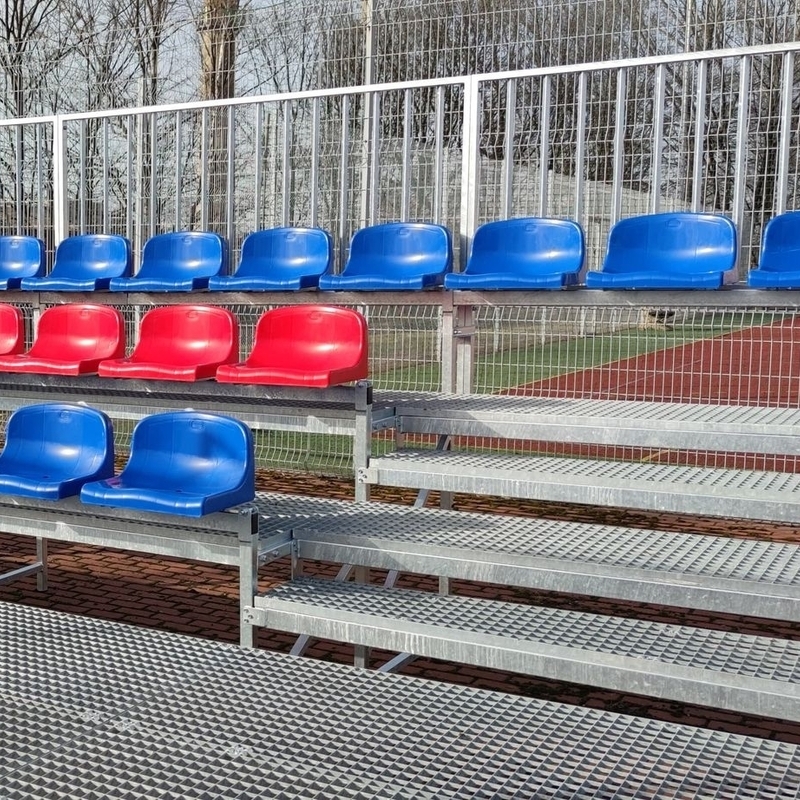 Stojící třířadá tribuna s plastovými sedadly na vyvýšené plošině