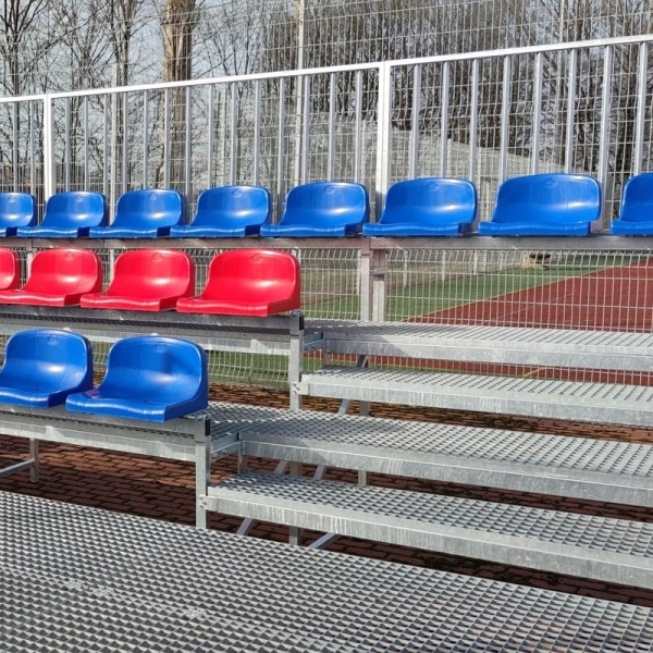 Stojící třířadá tribuna s plastovými sedadly na vyvýšené plošině